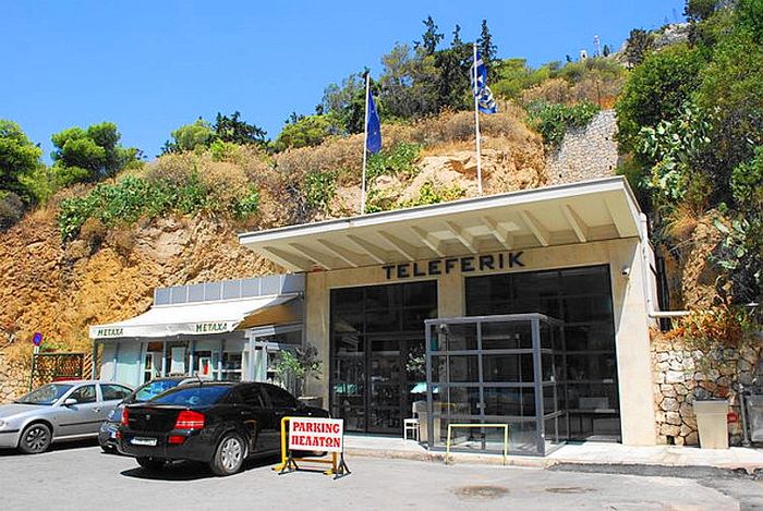 利卡維多斯山丘纜車站大門 Lykavittos Hill Cable Car，纜車站有點隱密小心不要錯過。