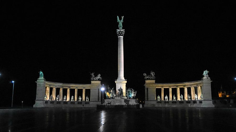 布達佩斯英雄廣場 Heroes’ Square，建國1000週年紀念，頂端站立著大天使加百列。