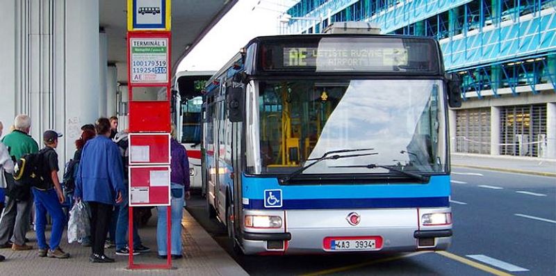 布拉格機場機場快捷巴士Airport Express，直達布拉格中央車站。
