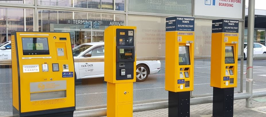 布拉格機場黃色自動售票機，可用信用卡。