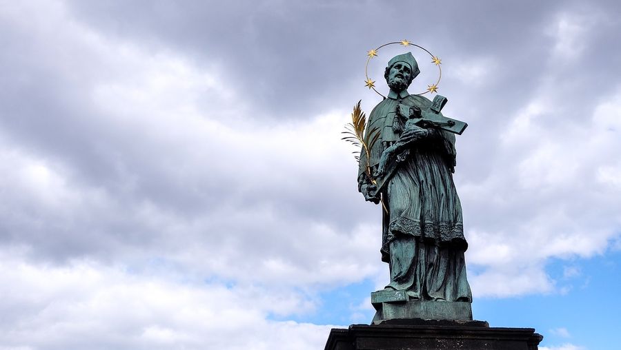 布拉格Prague必去景點-查理大橋上最著名的雕像聖約翰．內波穆克(John of Nepomuk)