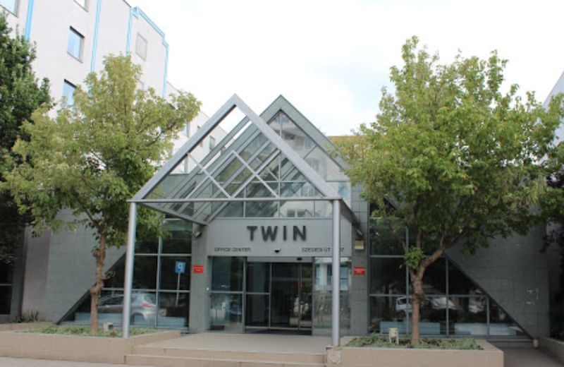 Twin Office Center門口