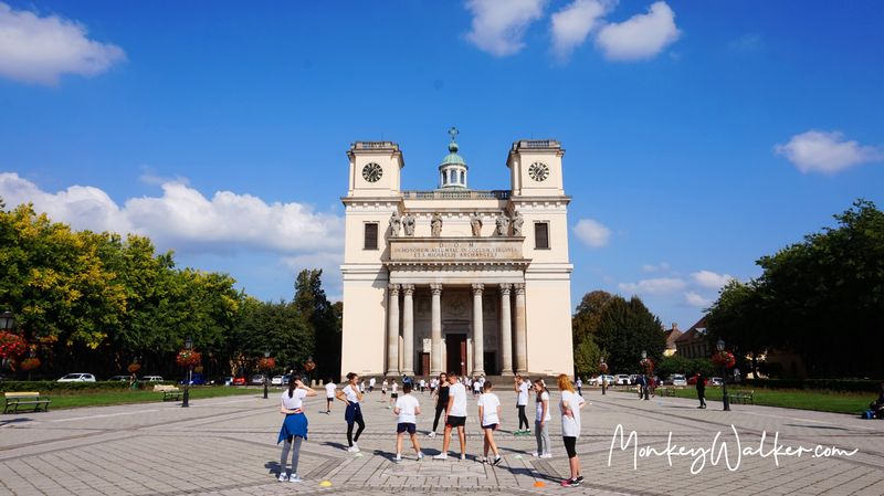 瓦茨大教堂Vác Cathedral，很多學生在廣場上體育課。