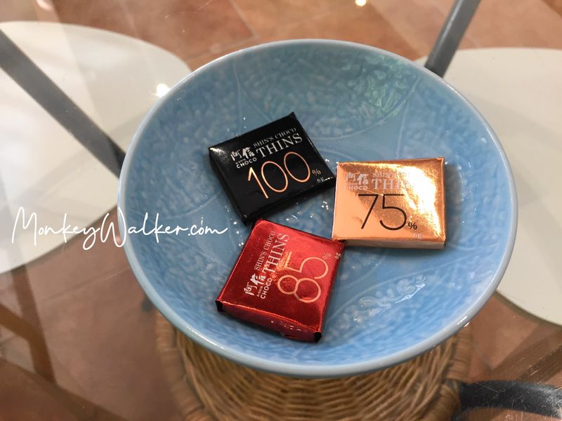 阿信巧克力農場台南店，可以體驗不同百分比(75%、85%、100%)頂級手工黑巧克力薄片。喜歡嚐鮮的你不可以錯過。