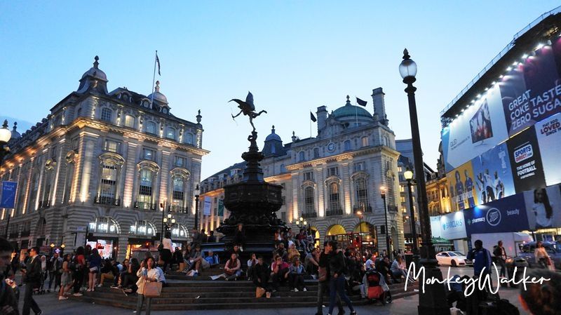 英國倫敦的皮卡迪利圓環(Piccadilly Circus)，這裡是逛街聖地，前往攝政街、牛津街讓你一次買好買滿。