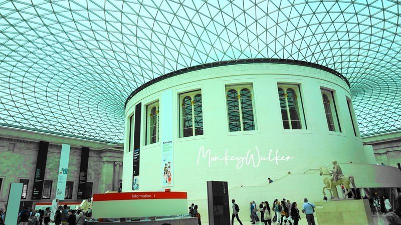 倫敦的大英博物館大廳，玻璃透陽光照射進來，可以拍很多照片。