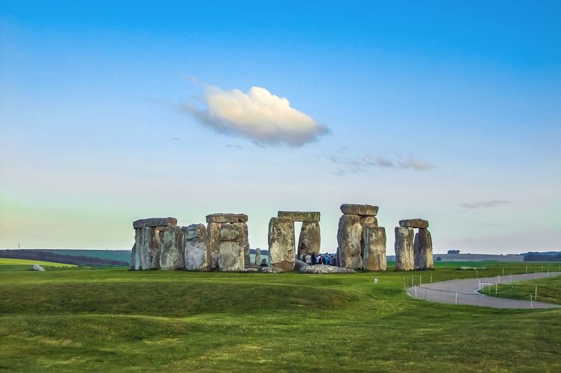 英國近郊很有名的景點巨石陣(Stonehenge)，曾經是雷神索爾拍攝場地。