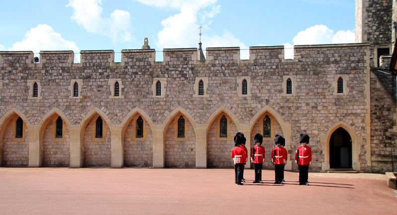 溫莎城堡(Windsor Castle)內的皇家衛兵，很像玩具娃娃兵，有點可愛。