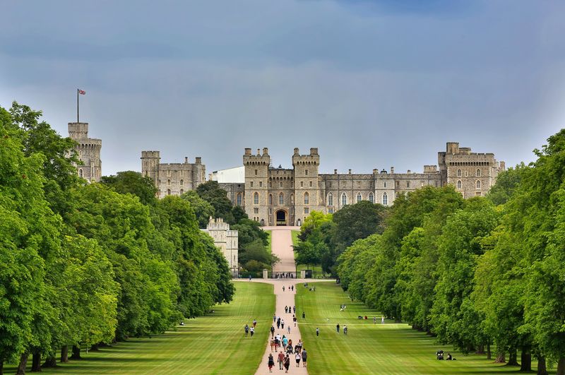 倫敦近郊景點-溫莎城堡 (Windsor Castle)，很長的路要走一下才能抵達大門。