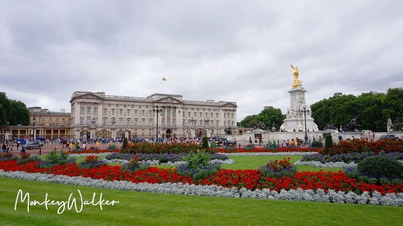 白金漢宮(Buckingham Palace)，大家都想看皇家騎兵交接儀式。