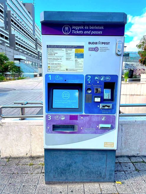 布達佩斯的BKK自動售票機，可以購買單程票、24小時有效期限票、月票...