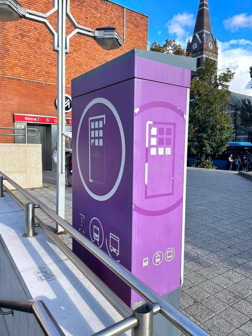 BKK紫色的自動售票機，可以選擇英文或簡體中文。