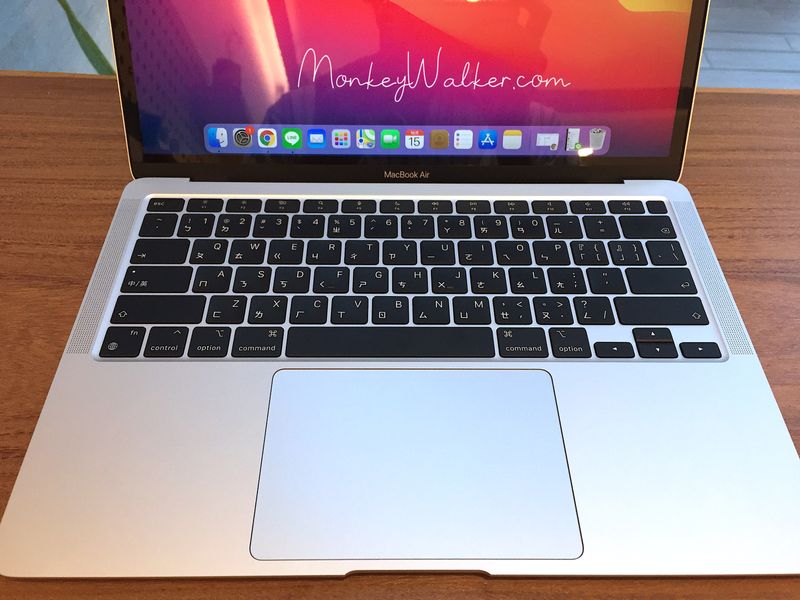 打開MacBook Air M1樣子，巧控鍵盤與很好用的力度觸控板。