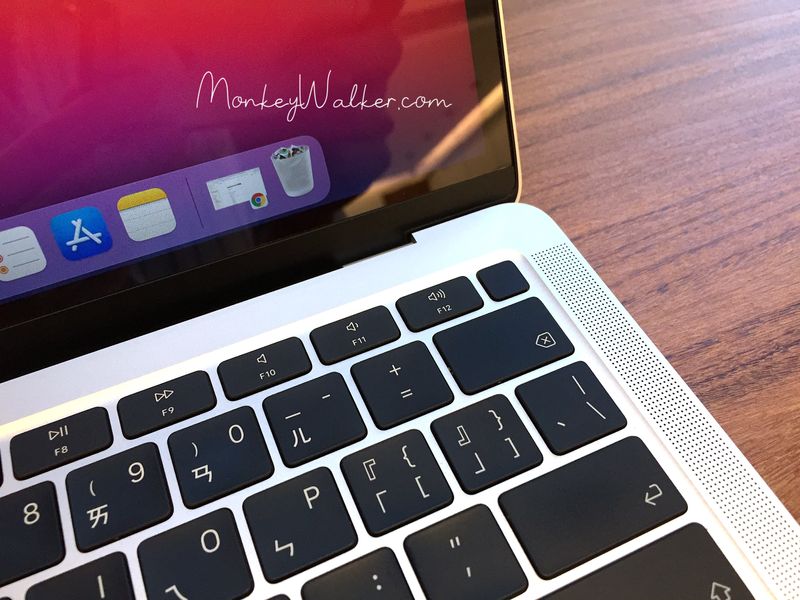 蘋果筆電MacBook Air M1開箱中，右上角有一個Touch ID，靈敏好使用。