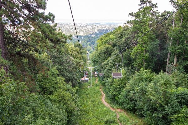布達佩斯的祖格利特纜車(Zugliget Chairlift)，讓你看見遼闊的森林景色。