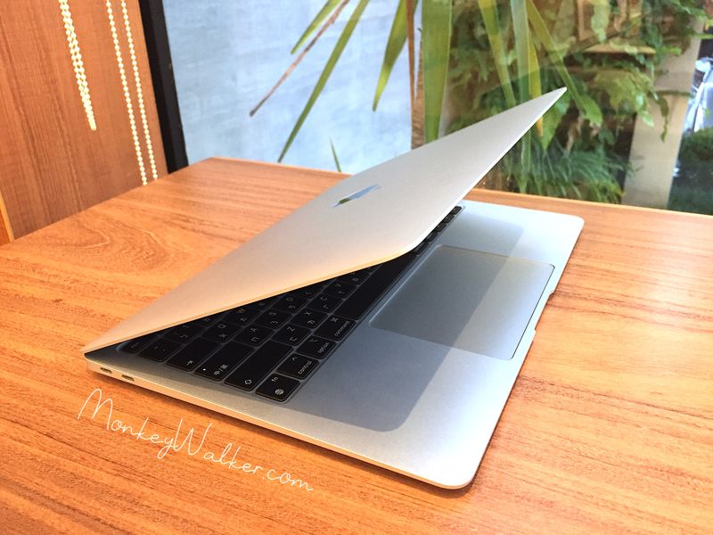 蘋果筆電MacBook Air M1開箱圖片寫真，不愧是Air側面看起來好美又輕薄。