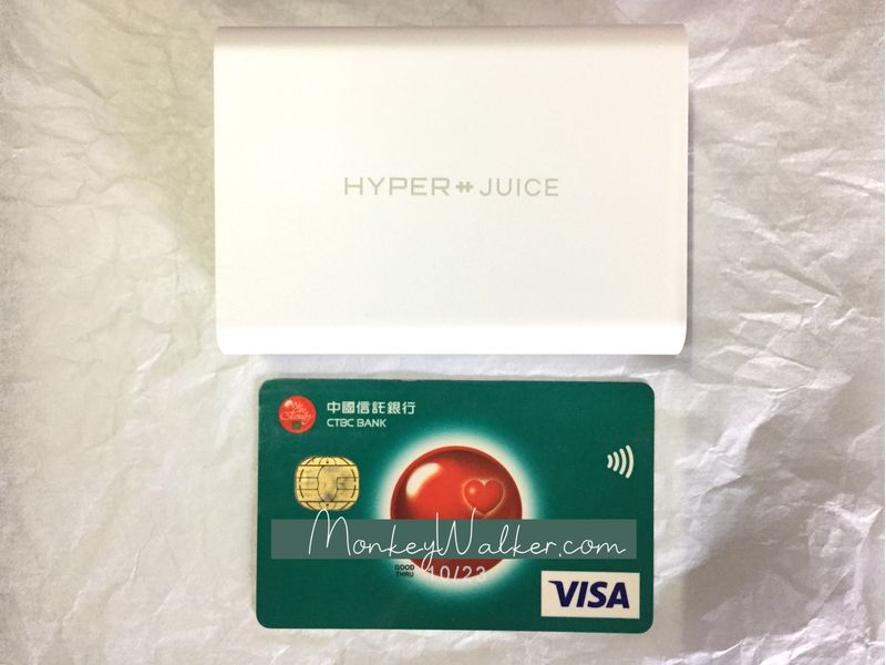 HyperJuice 100W快充器，尺寸只有信用卡大小。
