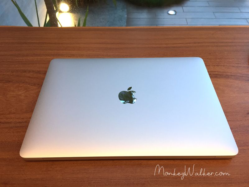 Apple MacBook Air M1開箱，正面照先來一張。