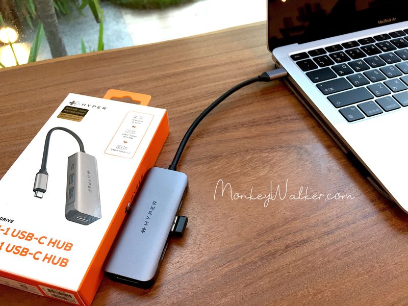 HyperDrive USB-C 4 in 1 Hub的品牌色是橘色與白色，很顯眼。