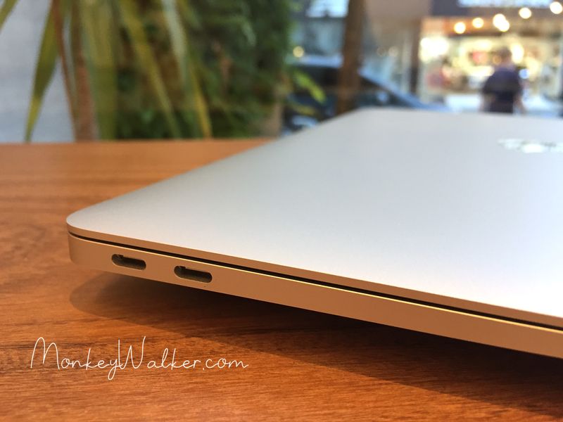 Apple MacBook Air M1外觀，側面有兩個Type-C插孔。