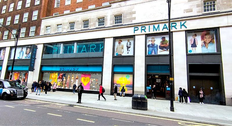 倫敦購物聖地-牛津街(Oxford Street)上的Primark，超級便宜遊客手上都好多提袋。