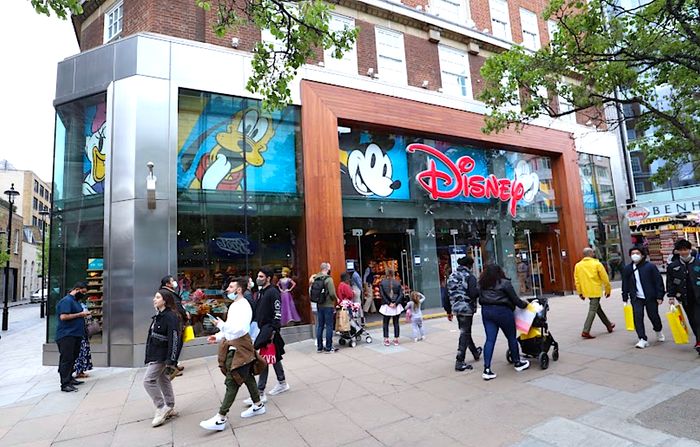 倫敦購物聖地-牛津街(Oxford Street)上有Disney Store，大人小孩都會很愛。