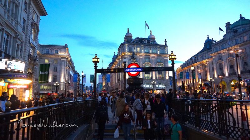 前往倫敦的攝政街(Regent Street)、牛津街(Oxford Street)的交通非常簡單，搭地鐵就能抵達。
