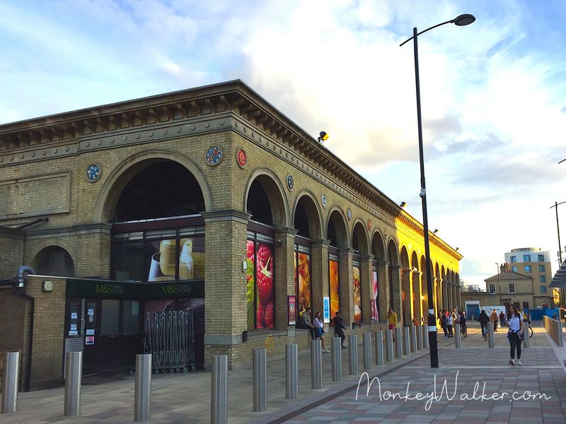 英國的劍橋火車站(Cambridge Station)，大學城的車站外觀方正簡單。