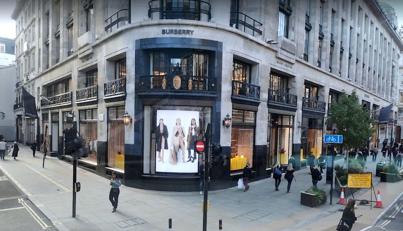 倫敦購物聖地-攝政街(Regent Street)，迷人的格紋Burberry不能錯過。