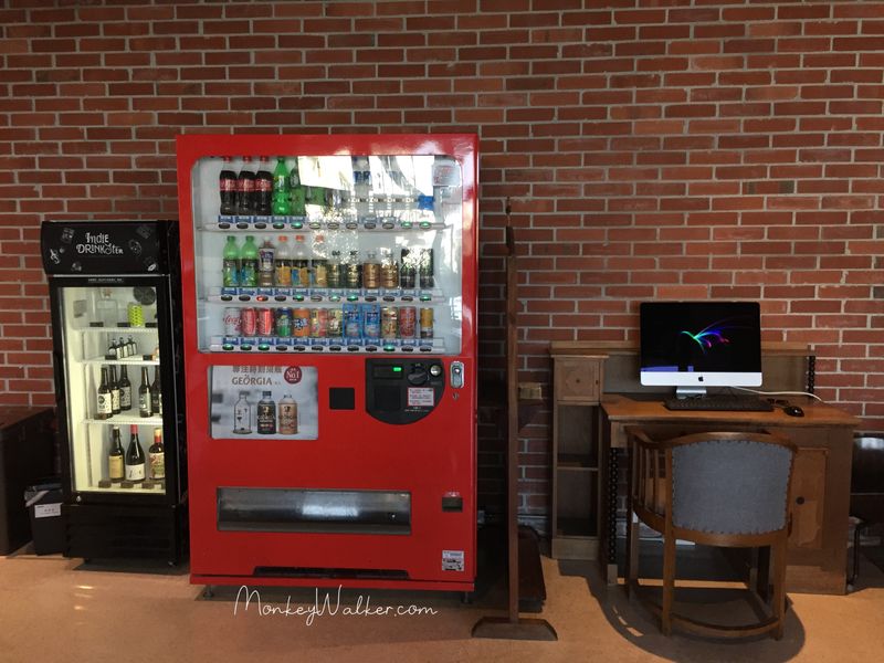 友愛街旅館的廚房旁有飲料販賣機、啤酒販售，還有一台蘋果電腦供旅客使用。