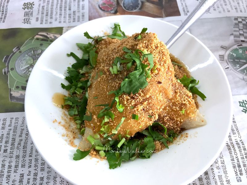 友愛市場內的郭家粽，很標準的南部人口味，吃起來很軟爛有Q度。