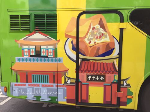 台南觀光巴士上的道地美食圖案。