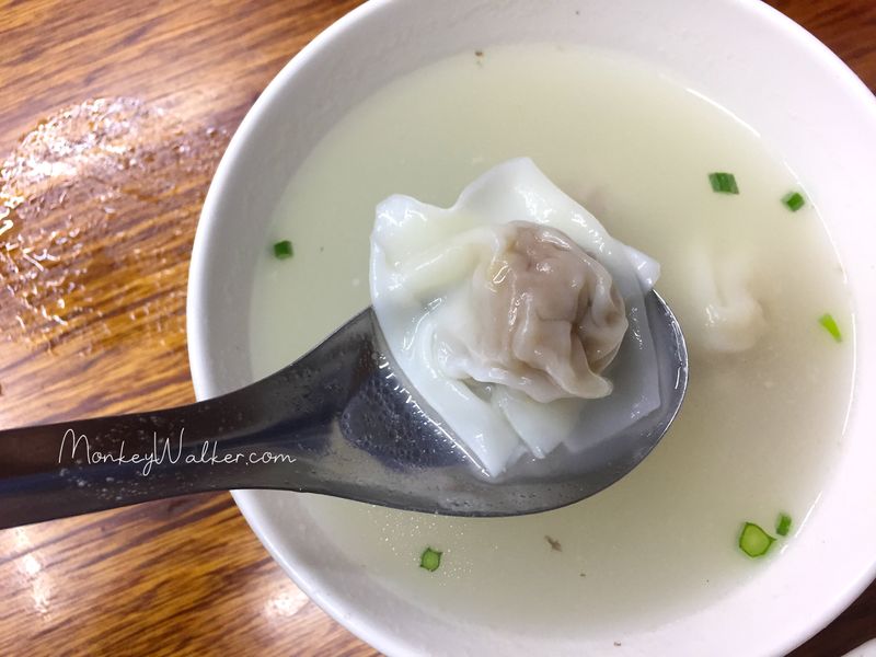 小杜意麵的扁食餛飩湯，口味很傳統又紮實。