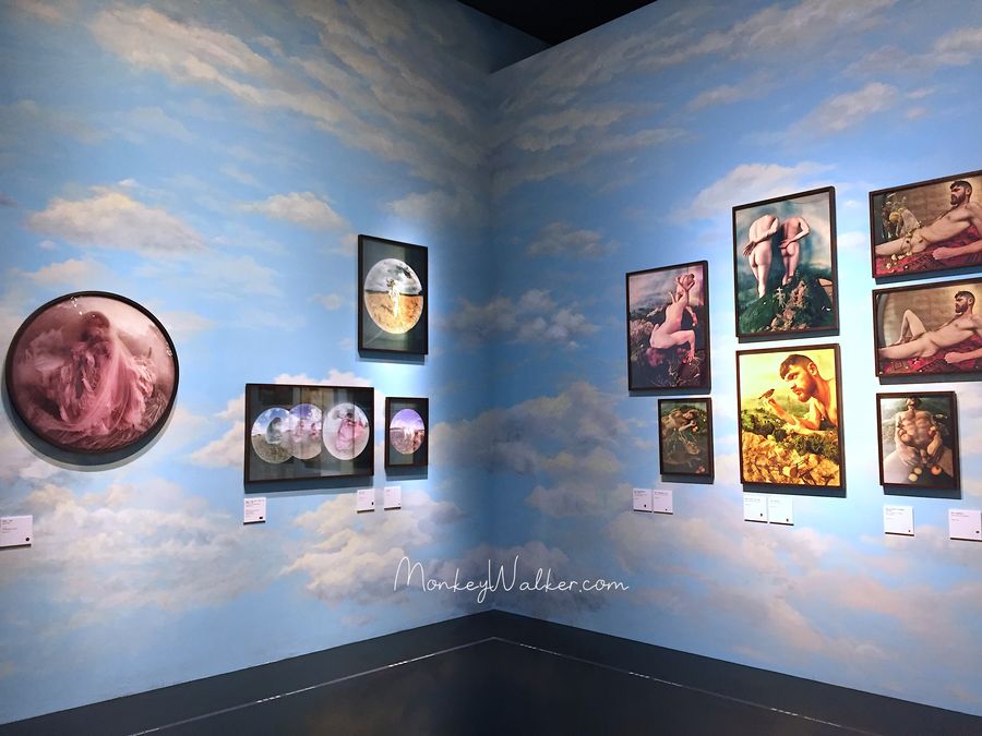 奇美博物館展覽-聽導覽說牆上的雲彩都是館方人員手工繪畫。