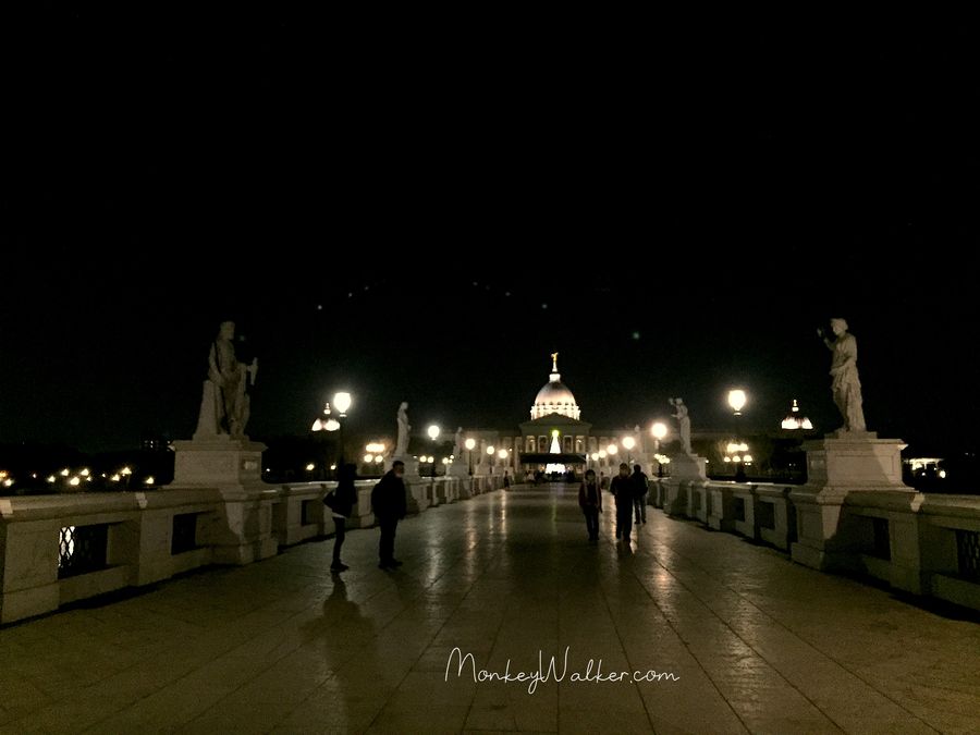 夜晚的奇美博物館大橋，兩側有希臘神話人物守護著。