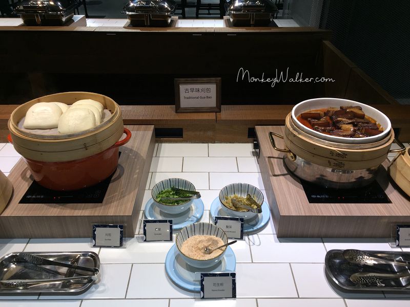 台中鳳凰酒店的自助餐廳包含多國料理：刈包還有油亮亮的爌肉。