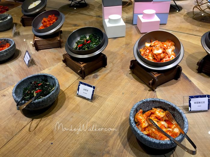 台中鳳凰酒店的自助餐廳包含多國料理：韓國區域的小菜。