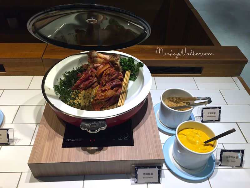 台中鳳凰酒店的自助餐廳包含多國料理：德國豬腳吃起來。