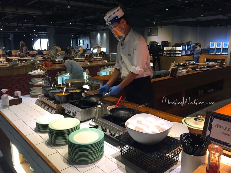 台中鳳凰酒店的自助餐廳包含多國料理：現場還有廚師提供現點現做法式歐姆蛋。