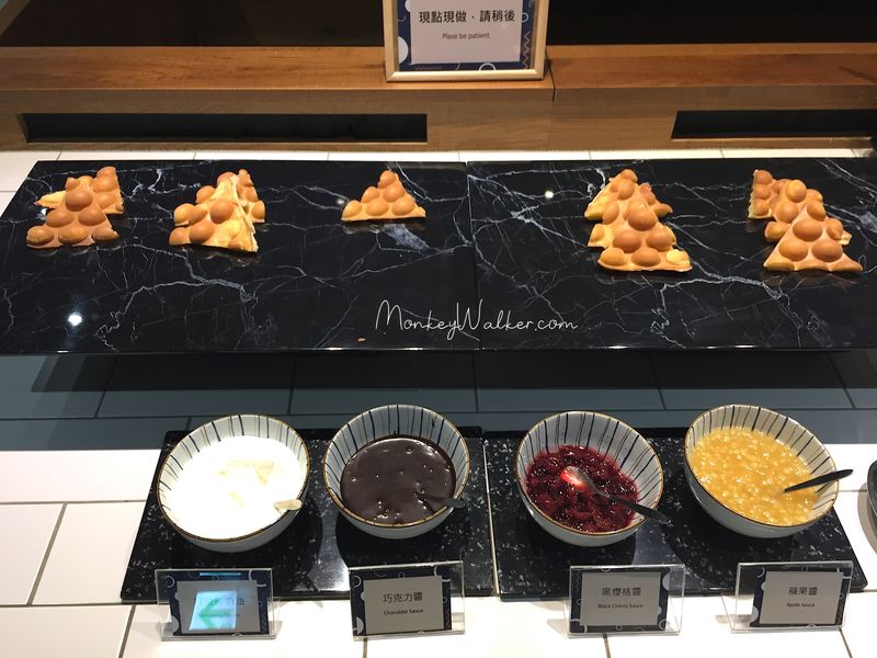 台中鳳凰酒店的自助餐廳包含多國料理：這很像夜市會出現的雞蛋仔、鬆餅系列，也是現點現做。