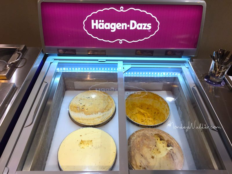 台中鳳凰酒店的自助餐廳包含多國料理：甜點時間當然不能錯過，來一球哈根達斯(Häagen-Dazs)冰淇淋吧。