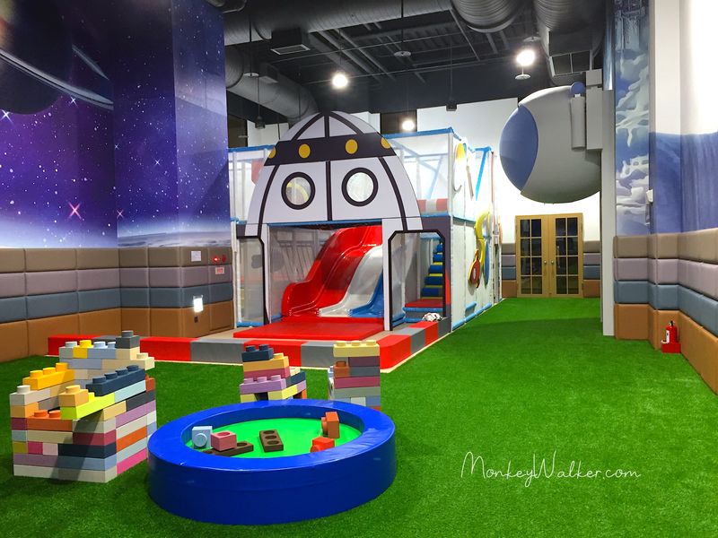 台中鳳凰酒店9樓星際樂園的太空火箭探索樂園，這區域適合年紀大一點的孩童。