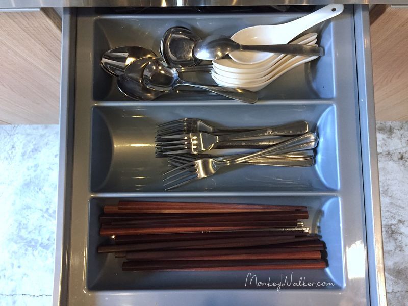 拉開門輕旅有提供湯匙、叉子、筷子。
