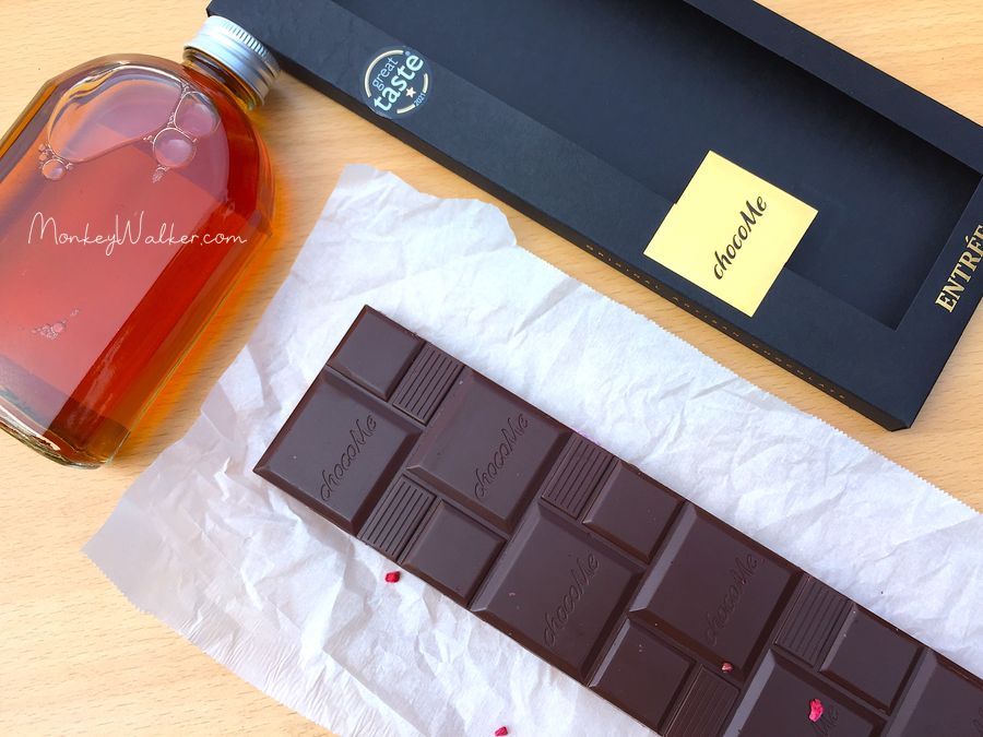 chocoMe俏客迷巧克力的背面有印上他們的logo，很有質感。