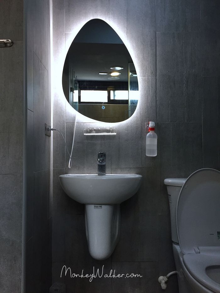 拉開門輕旅的衛浴空間，LED燈可以手動轉換明暗。