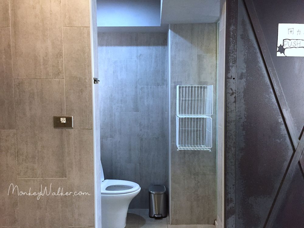 拉開門輕旅的衛浴空間，乾濕分離、廁所都在同空間。
