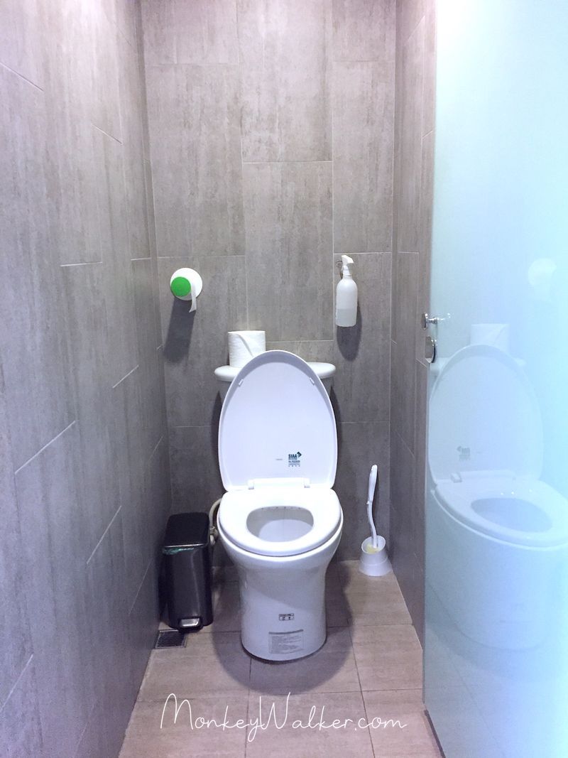 青年旅店的廁所。