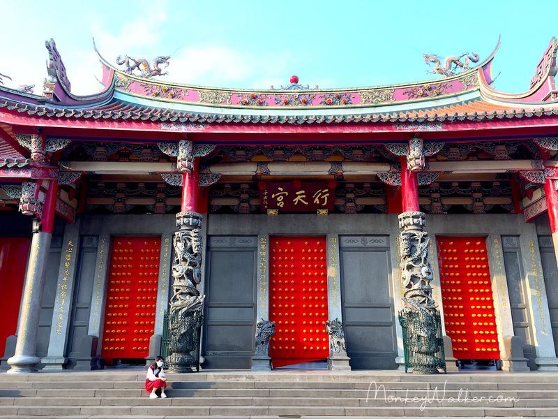 台北的行天宮是正氣凜然的廟宇，也是台北人的信仰中心之一。