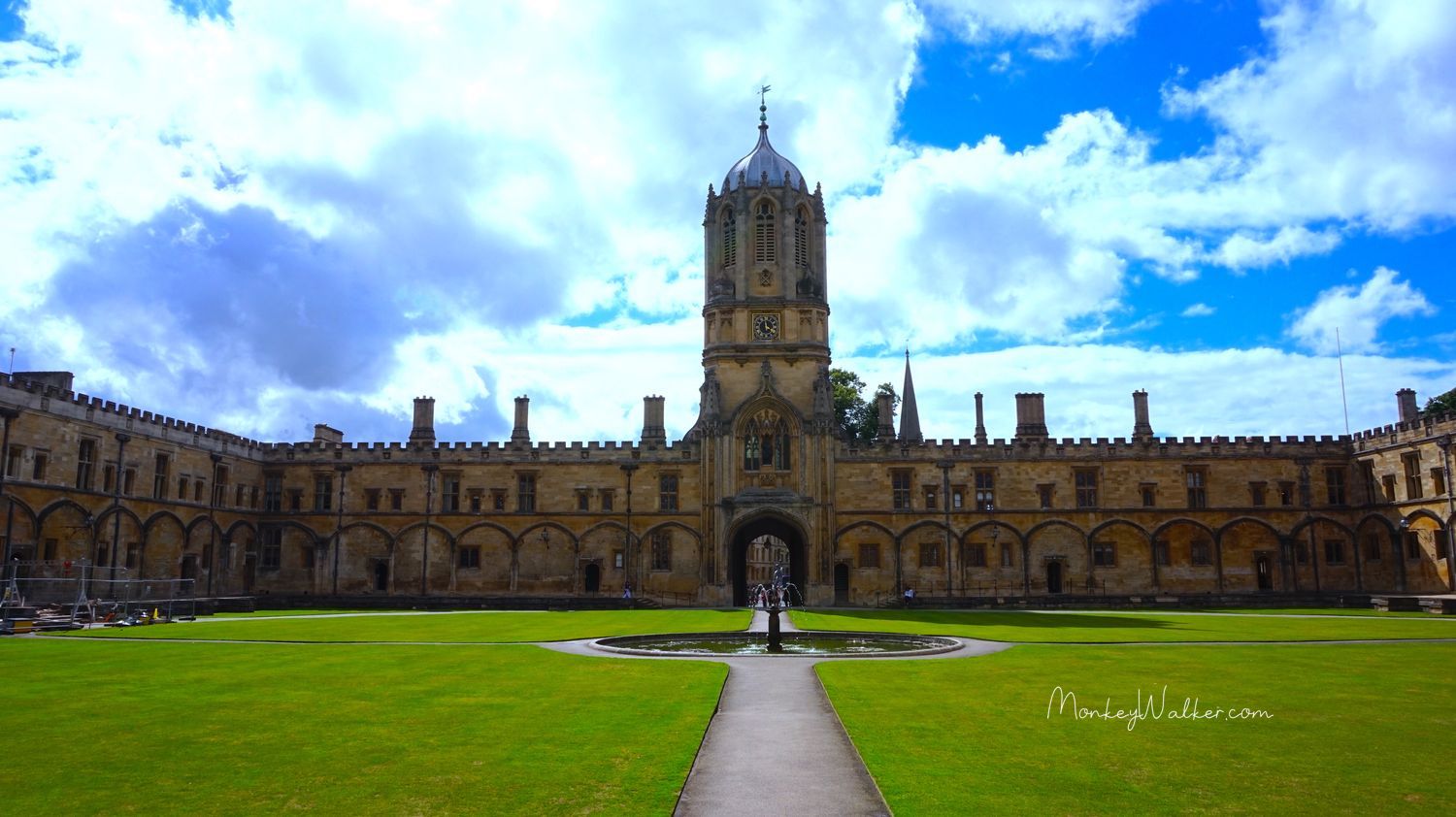 牛津大學基督書院內的四方草坪(Quads)，很慶幸這天太陽露臉，天氣之好。