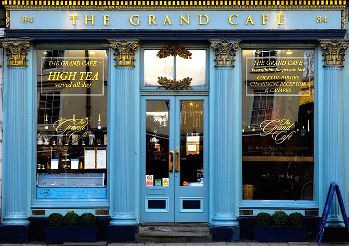 英國第一間咖啡廳The Grand Cafe，Tiffany藍的外觀建築顏色，搭配金色字體，很有歷史復古感。